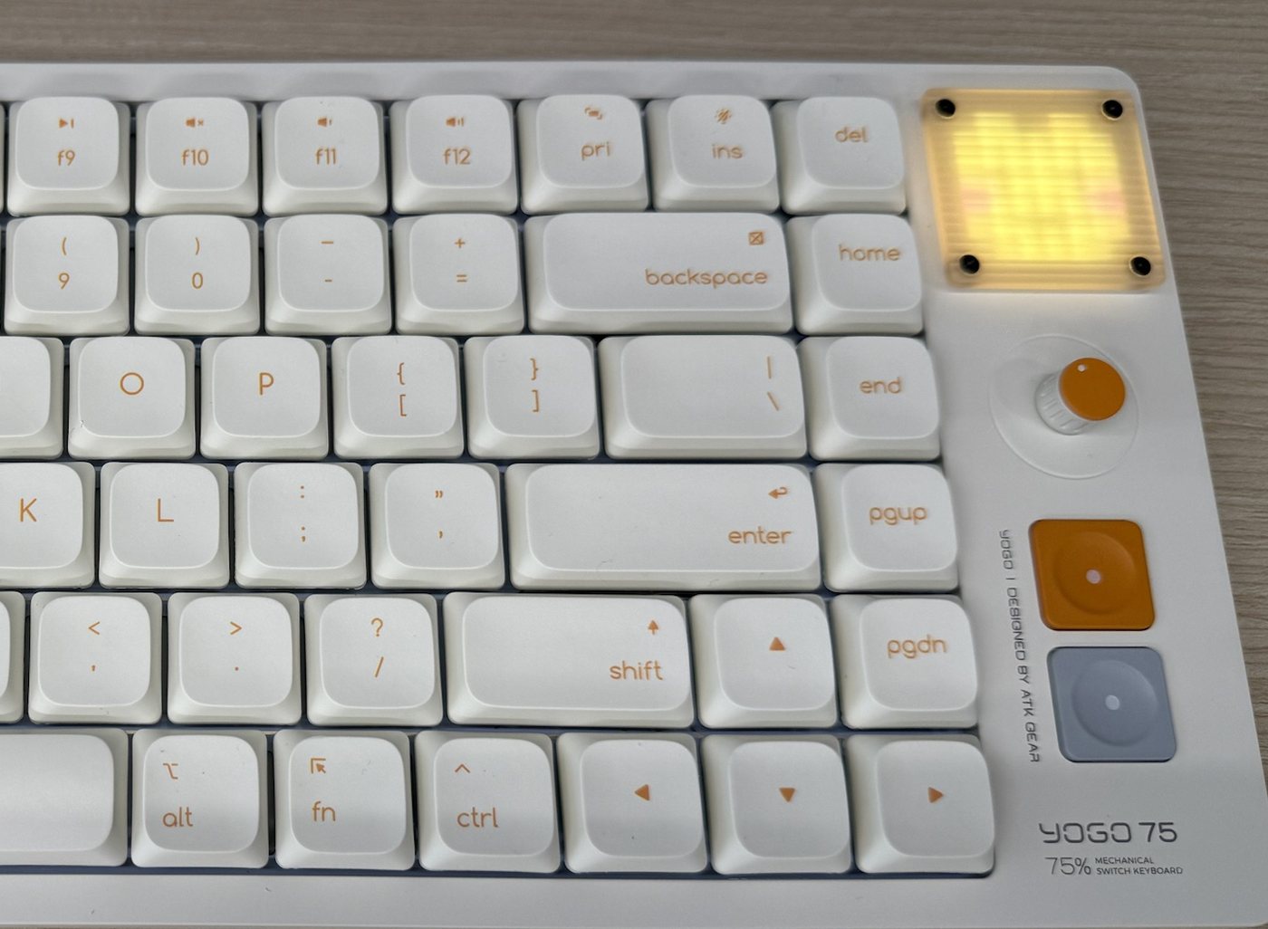 实拍：ATK YOGO 75 PRO 右上角的像素屏正显示皮卡丘